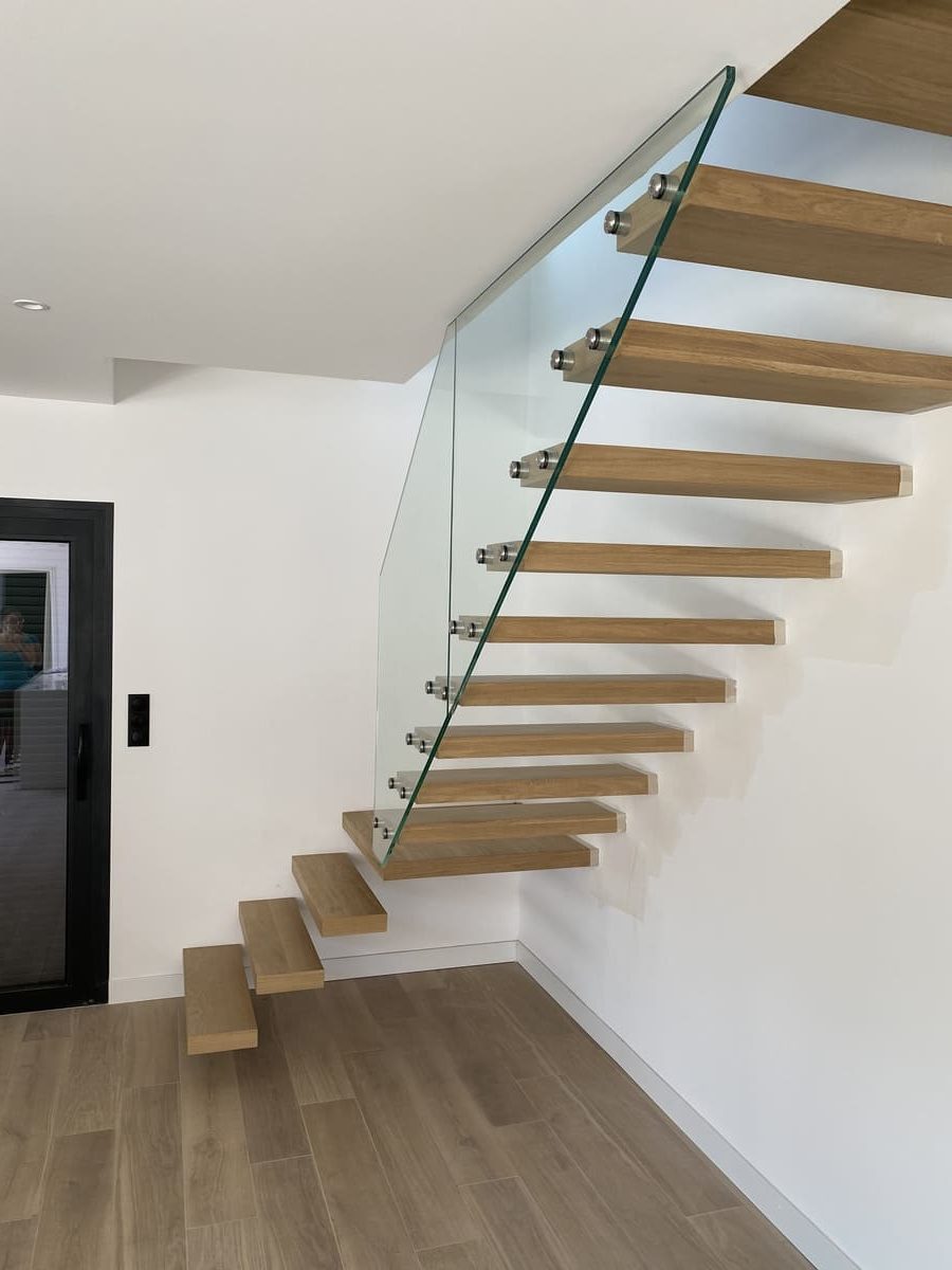 Escalier suspendu en bois avec garde-corps en verre