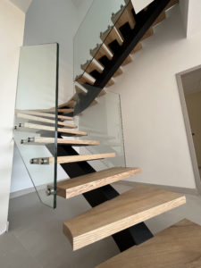 Escalier limon central design à Alès : optimisez votre intérieur