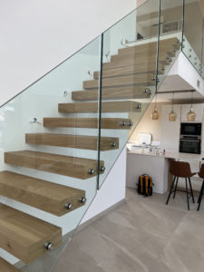 Escalier suspendu design à Montpellier : optimisez votre intérieur