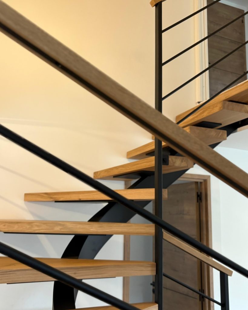 Escalier sur mesure acier‑bois avec main courante, garde‑corps horizontal, finition thermolaquée